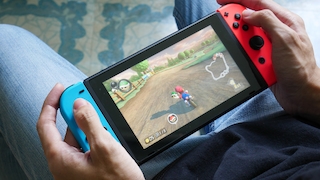 ein Nutzer spielt Mario Kart auf Nintendo Switch