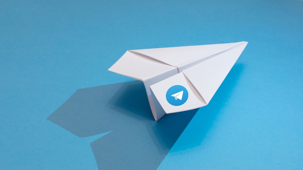 Papierflieger mit Telegram-Symbol