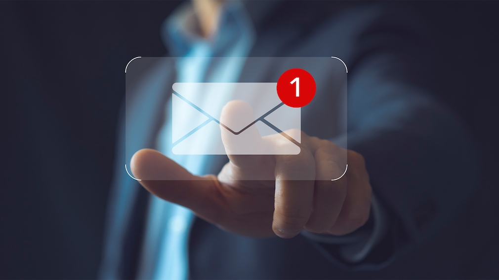 Outlook: Konten übertragen Mail-Symbol mit Finger