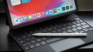MacBook geöffnet mit Stift auf Tastatur 