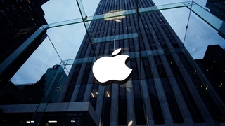 Apple Logo an Glasfassade 