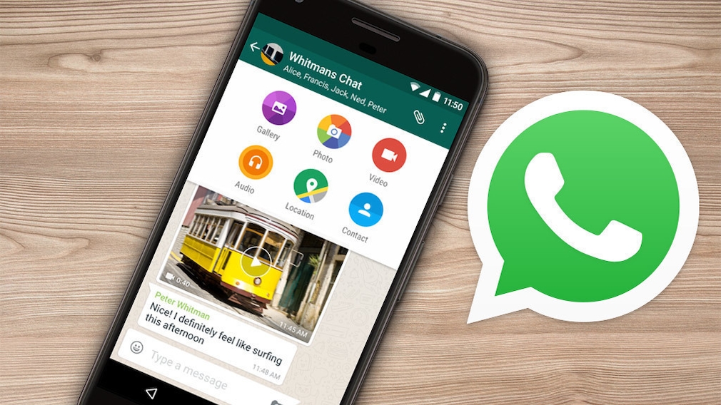 WhatsApp auf dem Handy geöffnet und WhatsApp-Logo