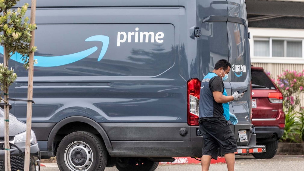 Lieferwagen mit Amazon Prime Logo 