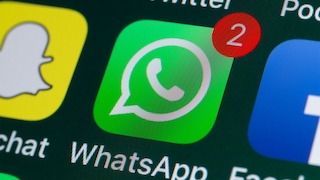 WhatsApp-Icon auf Handy-Display.