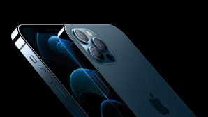 Das iPhone 13 Pro vor dunklem Hintergrund. © Apple