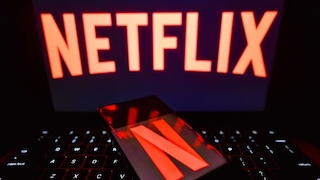 Netflix-Logo auf Laptop mit Handy