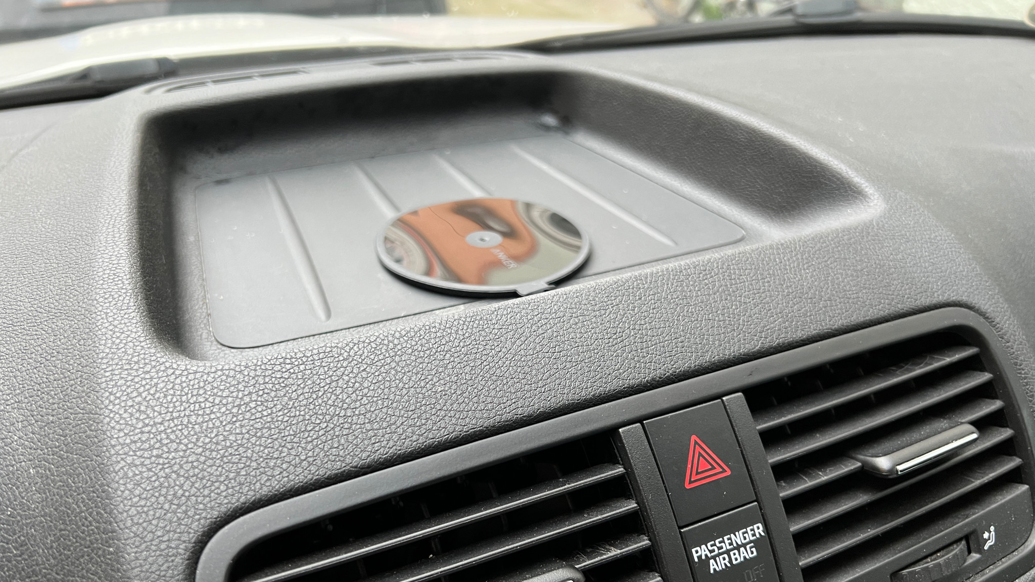 Anker Magnetic Car Mount, Magnetische Handyhalterung iPhone 13&12,  Halterung für Entlüfter, Flexibel für Lüftungsschlitz, Geeignet für iPhone  13/13 Pro/Pro Max/13 Mini(Ohne Ladefunktion) : : Elektronik & Foto
