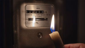 Kein Strom: Wegen Blackout im Dunkeln sitzen © iStock.com/Evgen_Prozhyrko