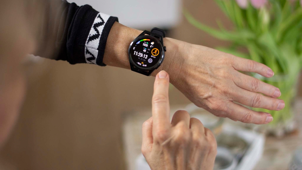 Huawei Watch GT Runner im Test: Leichte Smartwatch fürs Laufen ausprobiert Die Huawei Watch GT Runner ist zwar klobig, aber leicht.
