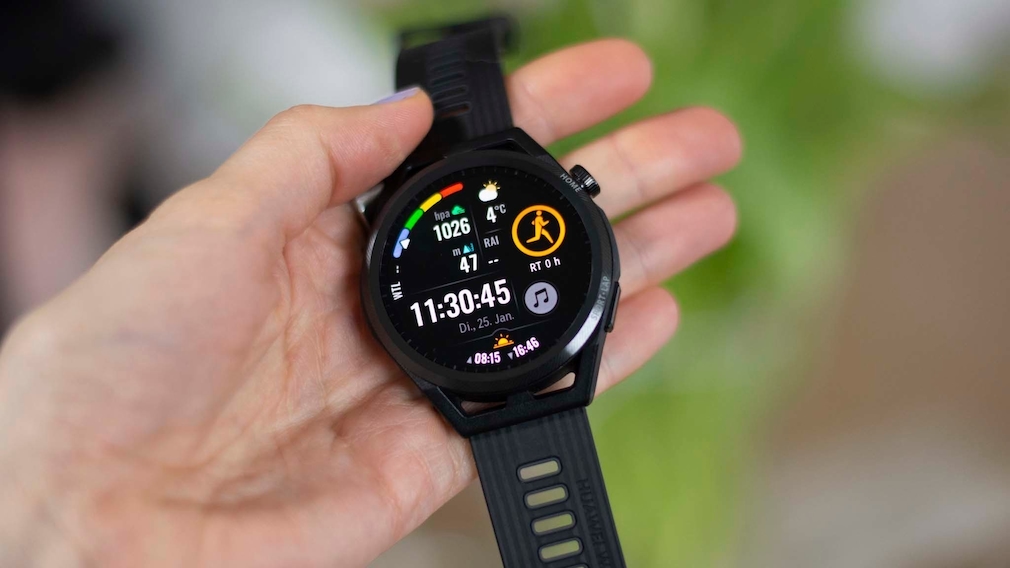 Huawei Watch GT Runner im Test: Leichte Smartwatch fürs Laufen ausprobiert Das neue Zifferblatt zeigt viele Informationen. 
