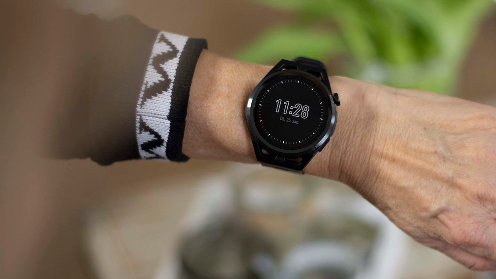 Huawei Watch GT Runner im Test: Leichte Smartwatch fürs Laufen ausprobiert Die dauerhafte Zeitanzeige verkürzt die Akkulaufzeit. 