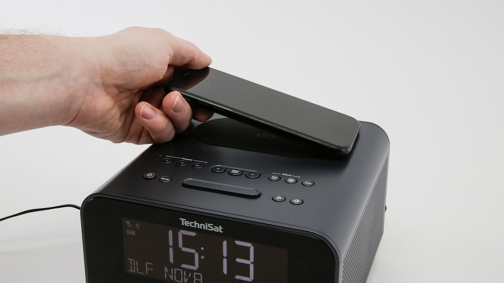 TechniSat DigitRadio 52 CD in the test: inductive charging pad