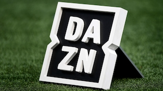 DAZN-Logo auf dem Rasen.