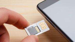 microSD-Karte für das Smartphone © iStock.com/ Vitalii Petrushenko