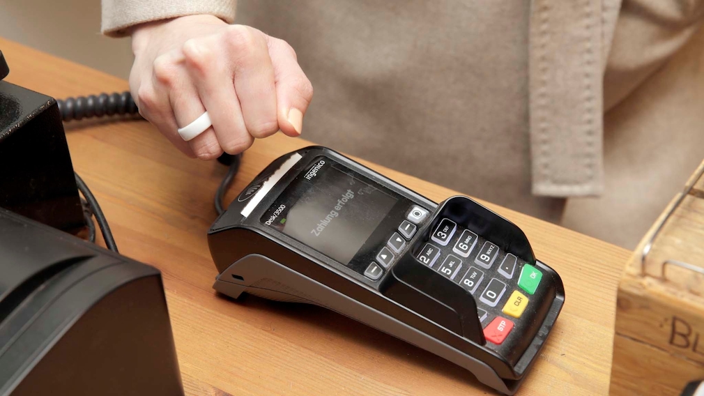 Testing Pagopace: "ring" does the checkout when the Pago arrives Simply hold your fist against the card reader as shown in the picture and the Pago Ring pays the bill. 