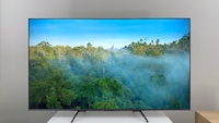Der TCL C655 zeigt Luftaufnahme eines Waldes