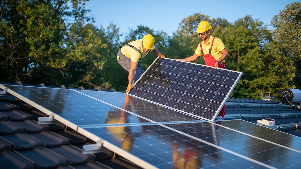 Auf immer mehr Dächern werden Photovoltaik-Anlagen installiert
