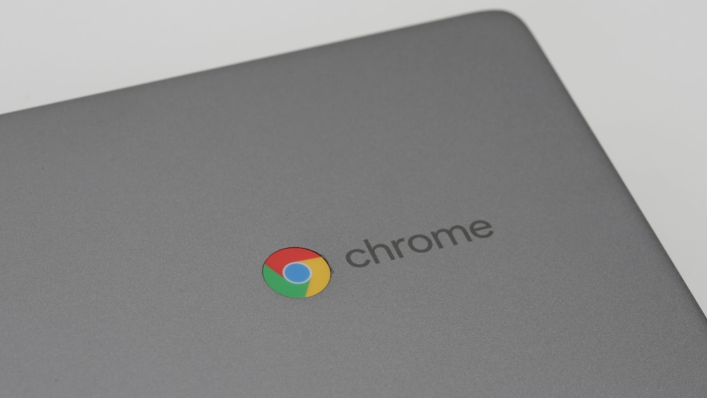 Chrome-Logo auf einem Chromebook-Deckel