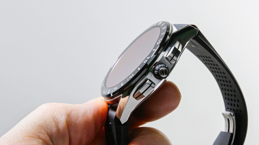 TAG Heuer Connected Caliber E4: Luxurious Wear OS smartwatch in two sizes The TAG Heuer Connected (2020) has a 45 mm case - and in the COMPUTER BILD test it disappointed with its short endurance. 