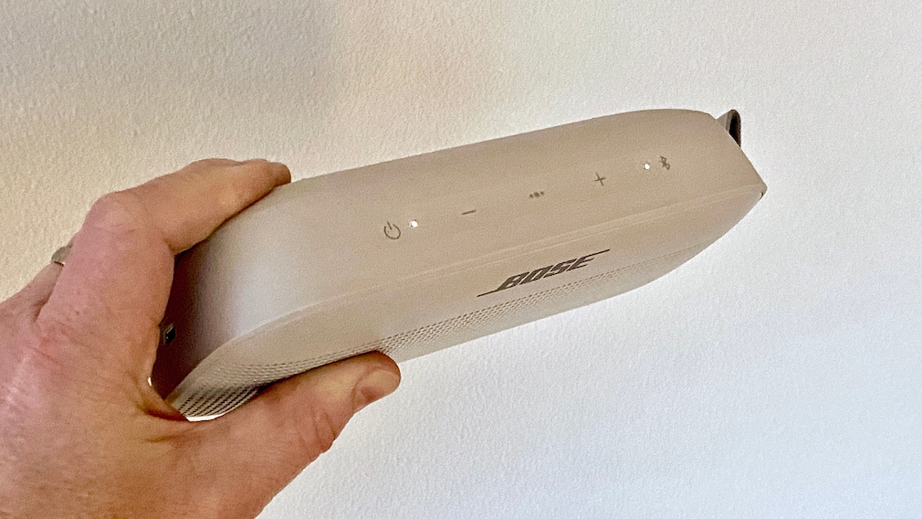 The operation of the Bose Soundlink Flex is self-explanatory