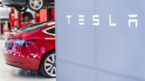 Tesla-Logo vor Fahrzeug © dpa-Bildfunk
