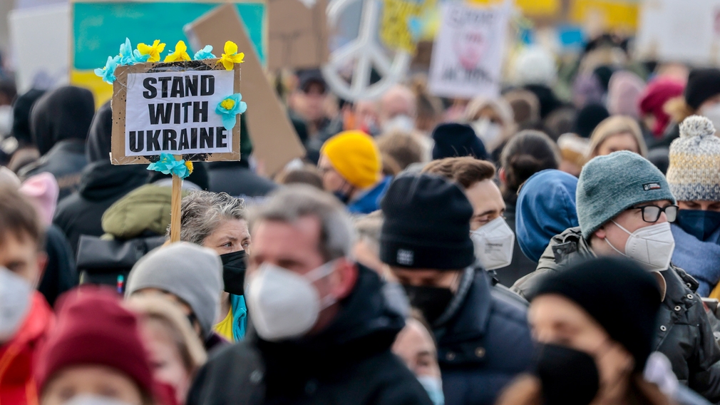 Friedens-Demo mit "Stand with Ukraine"-Schild