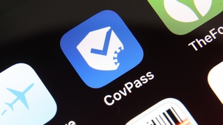 CovPass-App-Logo auf einem iPhone.