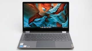 Chromebook vor grauem Hintergrund.