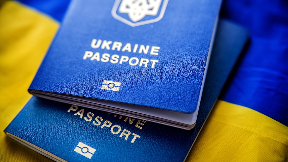 Ukrainische Reisepässe auf ukrainischer Flagge