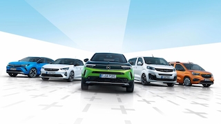 Fünf Elektroautos von Opel in diversen Farben