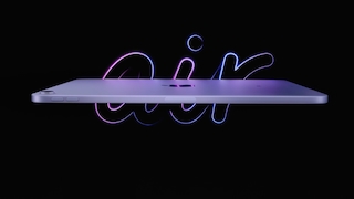 Violettes iPad Air vor dunklem Hintergrund.