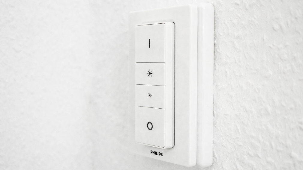 The Philips Hue remote control is parked in the Samotech switch panel.