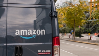 Amazon-Lieferwagen, im HIntergrund das Amazon-Hauptquartier.