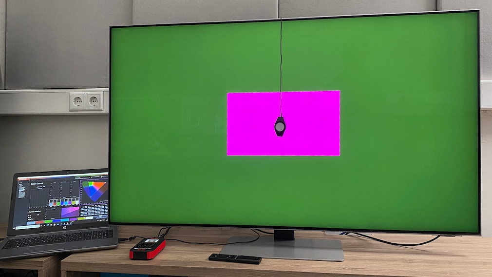 UHD-Fernseher im Test: Auf dem Bildschirm misst ein Colorimeter die Farbwerte, die Software Calman von Portrait Displays wertet sie aus.