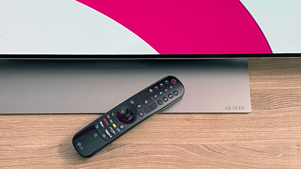 The remote control of the LG OLED G2 is easy to hold and includes a microphone for voice input.