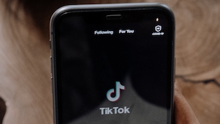 Smartphone mit TikTok-App