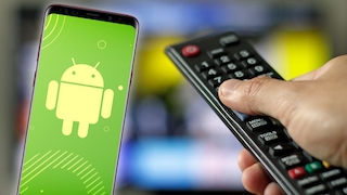 Android-Handy neben TV-Fernbedienung