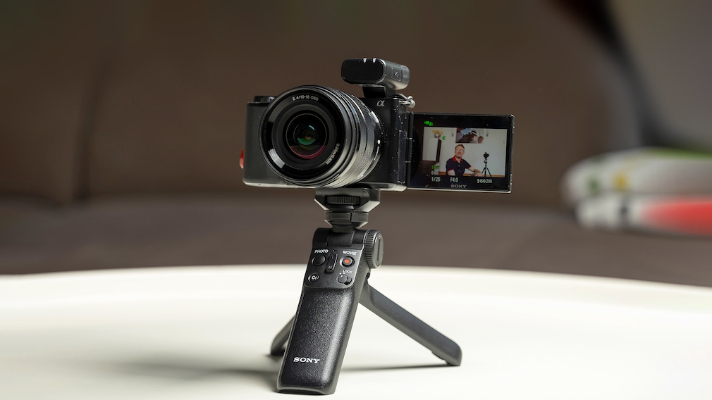 Systemkameras mit ausgeprägten Video-Talenten gibt es immer häufiger in sogenannten Vlogging-Kits etwa mit Fernbedienungs-Stativ wie im Bild von Sony.