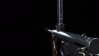 Owen Gun vor schwarzem Hintergrund.