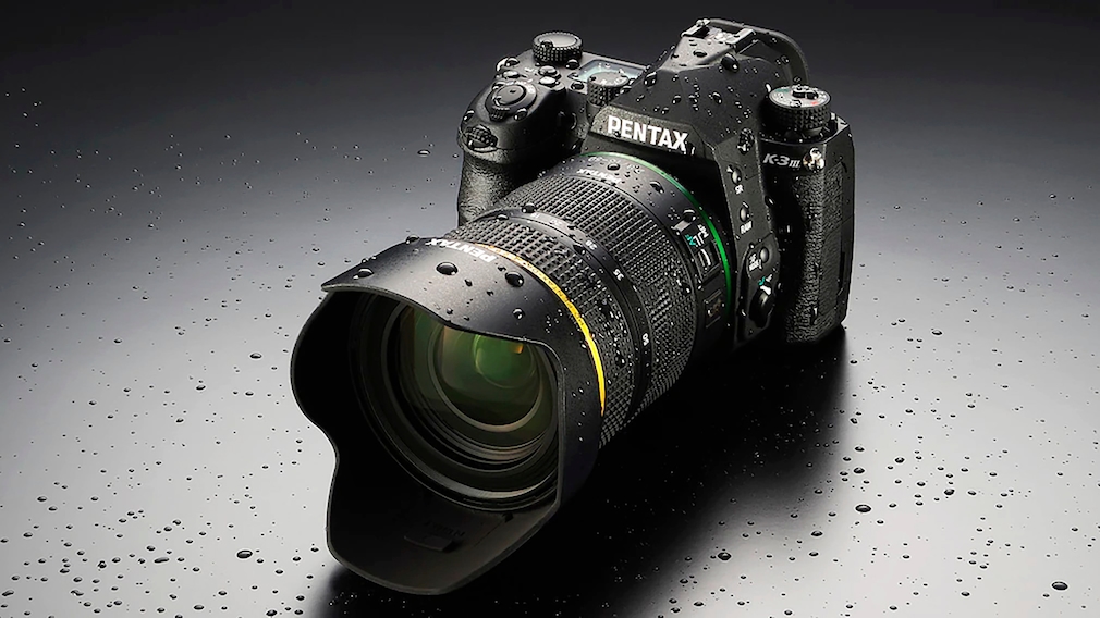 Die Pentax K3 III fällt für eine wetterfeste Spiegelreflexkamera relativ klein aus.