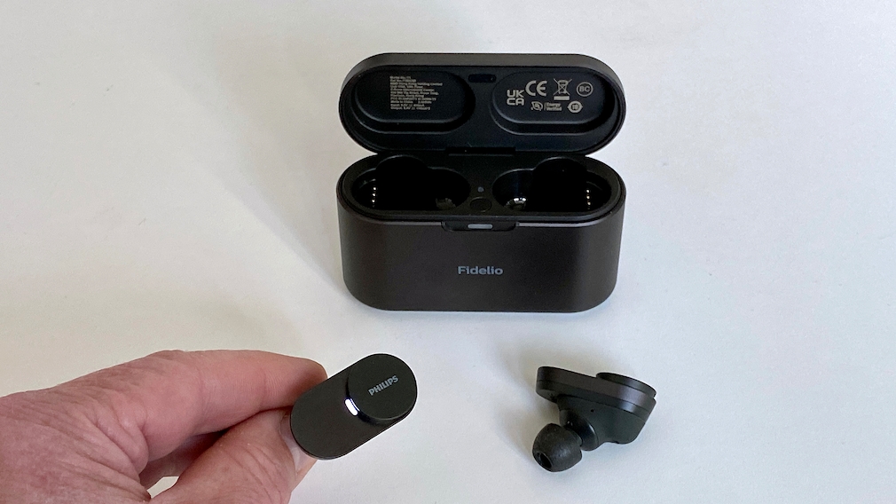 Philips Fidelio T1 im Test: Die Bluetooth-In-Ear-Kopfhörer fallen mit ihren üppigen Abmessungen auf.
