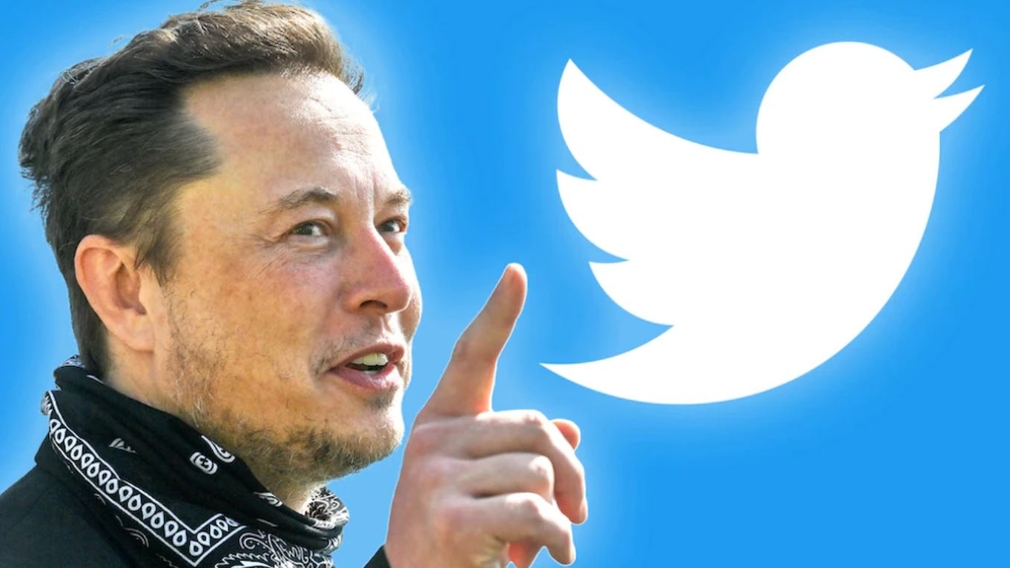 Elon Musk neben Twitter-Logo