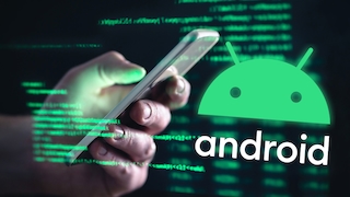 Smartphone und Android-Logo umgeben von Programmcode