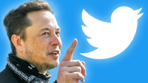 Elon Musk neben Twitter-Logo. Montage von COMPUTER BILD © Twitter, Pool / Getty Images
