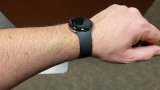 Mögliche Google Pixel Watch in Schwarz am Handgelenk