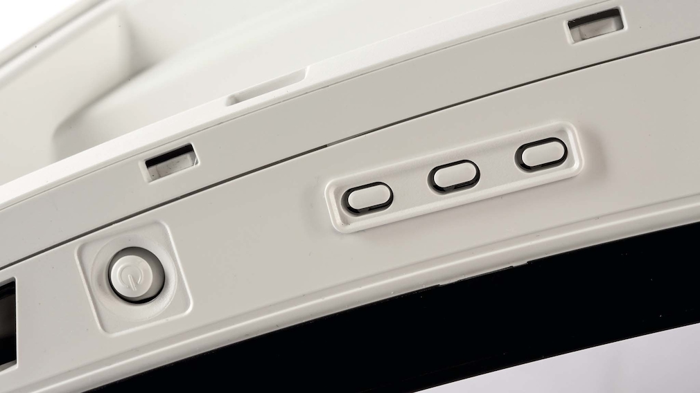 Samsung Odyssey Neo G9: Das Alphatier unter den Gaming-Monitoren Unten rechts sitzt der Power-Knopf, der als Joystick auch zur Menü-Navigation dient. Daneben sind weitere Bedienelemente. 