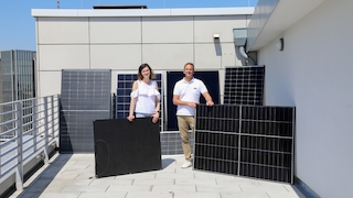 Balkonkraftwerk Test: So finden Sie die besten Balkon-Solaranlagen 2025. Ein Balkonkraftwerk erzeugt bis zu 600 Watt Strom und speist ihn über die Steckdose ein.