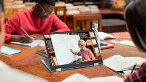 Studenten arbeiten an einem Tisch mit einem Notebook. © Acer