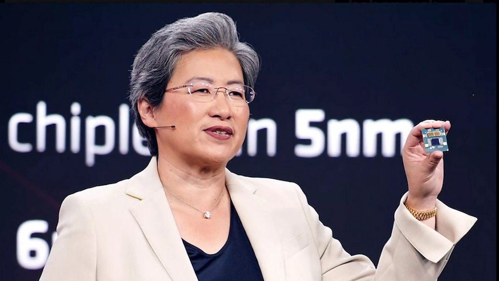 AMD CEO Dr. Lisa Su mit Ryzen-7000-Prozessor