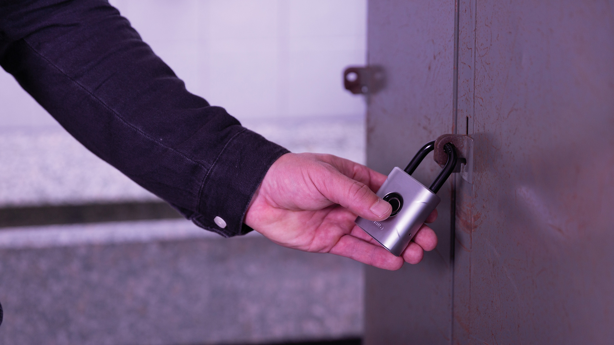 Abus bringt Touch 57: Vorhängeschloss mit Fingerabdrucksensor